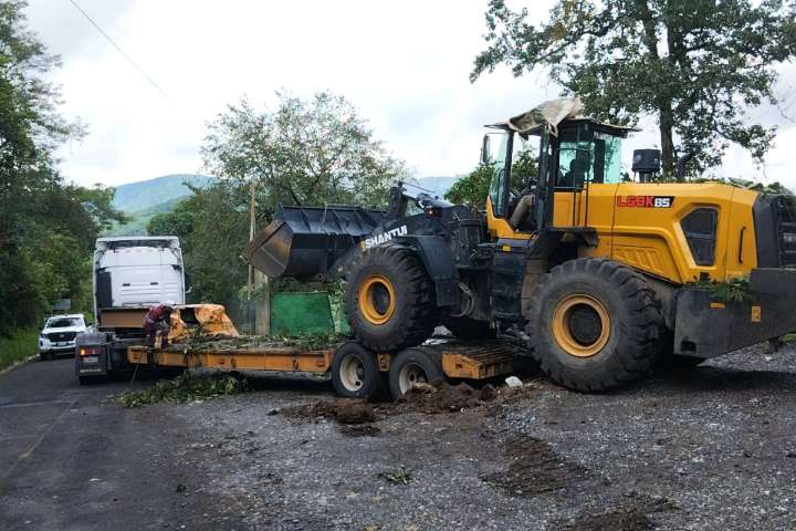 Atienden mega derrumbe de Chapulhuacán con maquinaria pesada