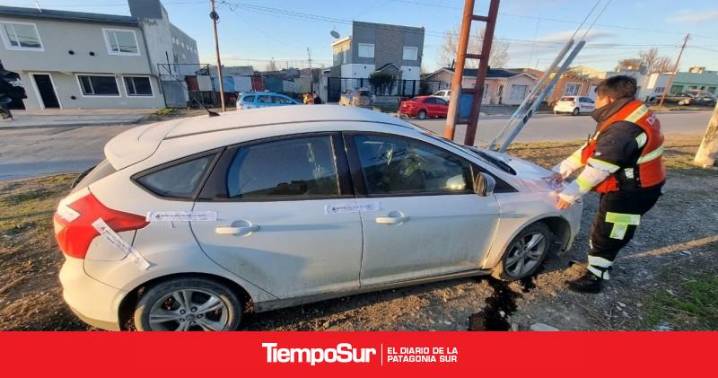 Se fue del lugar Perdió el control del auto y terminó contra el tensor de un poste