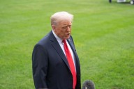 Demócratas exhiben carta sexual atribuida a Trump en álbum de Epstein