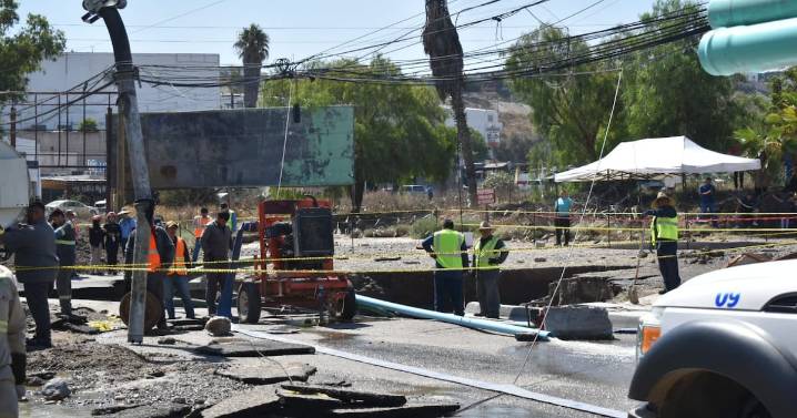 Fuga de agua y socavón dejan daños en 3 vehículos