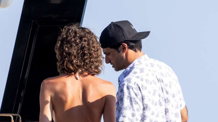 La novia de Carlos Sainz se pone romántica en sus horas bajas