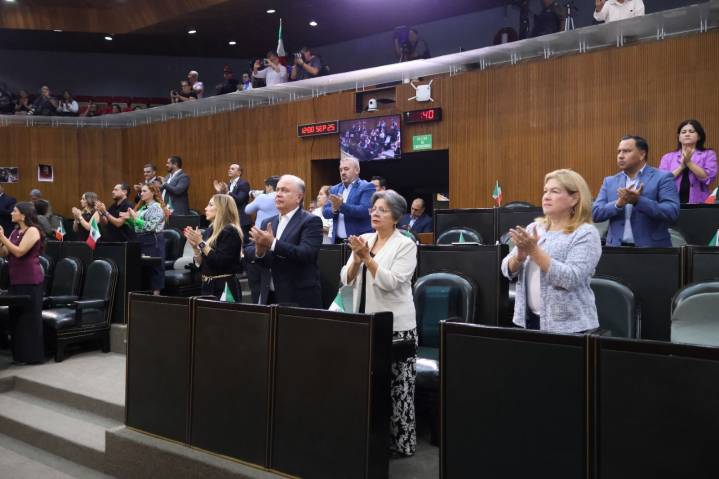 Rinden homenajes a Mauricio Fernández en Congreso