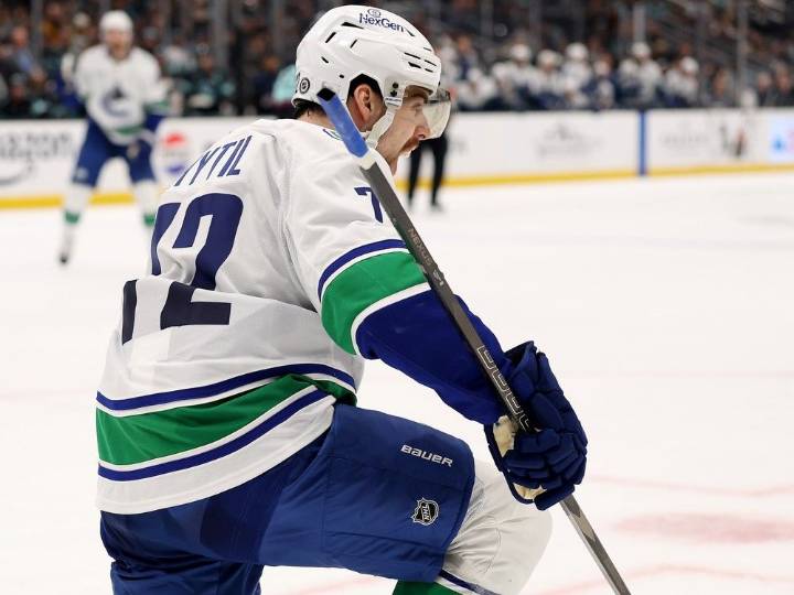 Canucks: Why hit from former linemate was good news for Filip Chytil