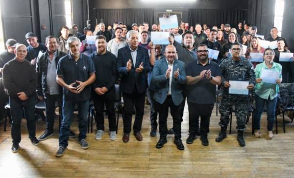 Sastre entregó certificados a quienes realizaron la capacitación de manejo de autoelevadores