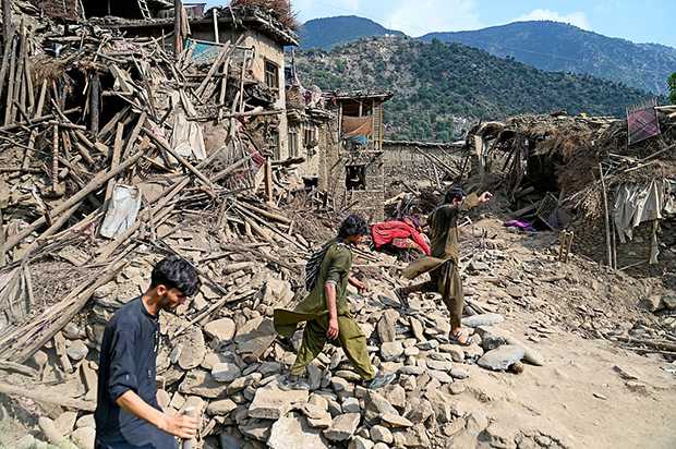 Suben a 1.457 los muertos por el terremoto en Afganistán