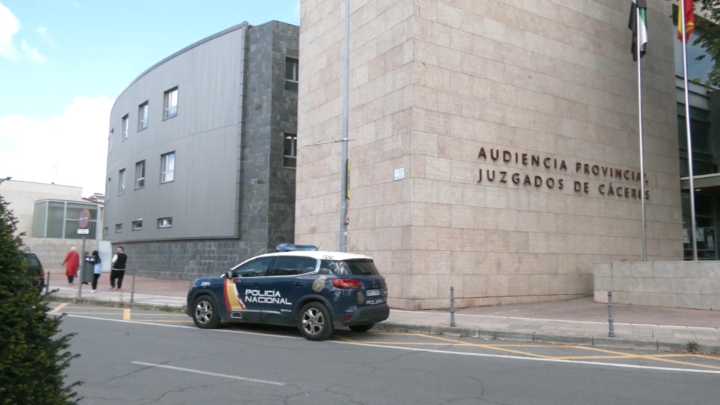 Dos años de prisión para un ganadero por explotar a dos inmigrantes en una finca de Deleitosa More
