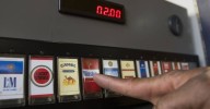 De fumar en el autobús a prohibirlo en terrazas: así han cambiado las leyes en España en los últimos 40 años