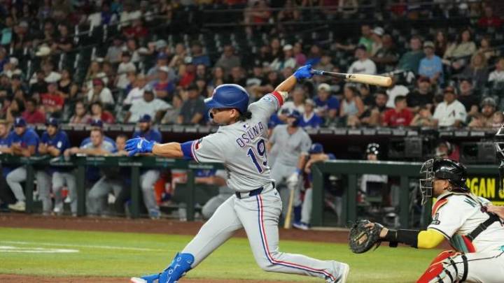 Sinaloense Alejandro Osuna lleva a los Rangers a la victoria en entradas extras