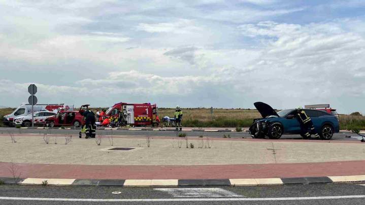 Brutal choque en el stop de una peligrosa carretera de Navarra: Hay dos adultos y un niño trasladados