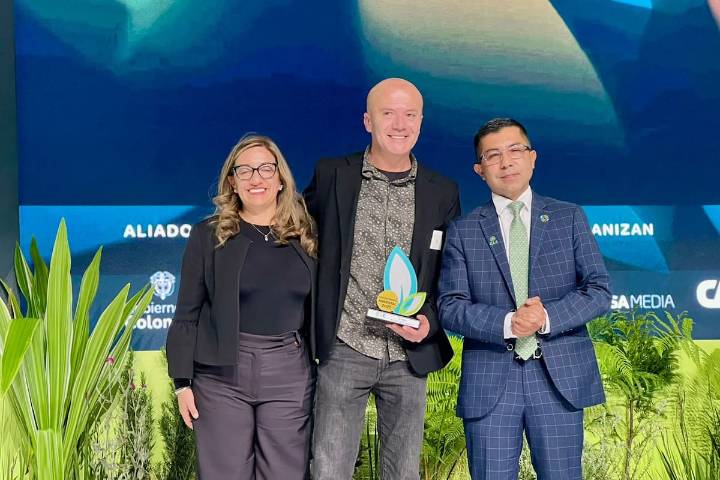 Fidel Franco, director de Planeta Caracol recibe reconocimiento en los premios ambientales CAR 2025