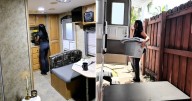 Viral en TikTok: Joven paga $1,200 al mes por vivir en un tráiler en Miami