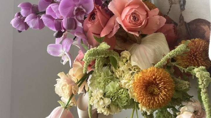 Popular Utah floral arranger travels the world for weddings