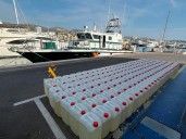 Tres detenidos tras interceptar una embarcación con 192 garrafas de gasolina en Marbella