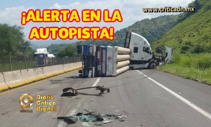 Cierran la autopista por volcadura de un tráiler con carga peligrosa