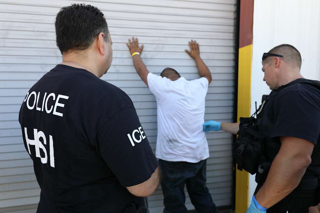 Cuando la ley se tuerce: inmigrantes tratados como criminales sin juicio