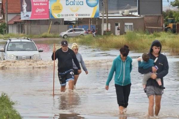 El Gobierno redujo a la mitad el fondo de ayuda a los inundados de Bahía Blanca y explotaron las redes