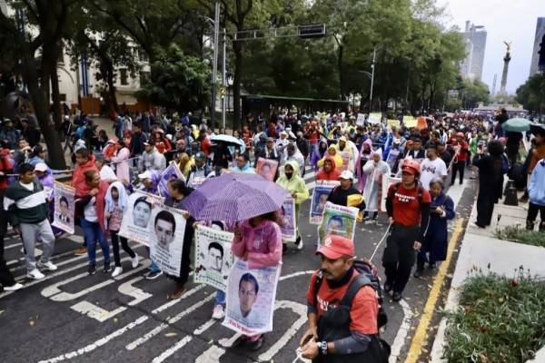 Exigen padres de los 43 a CSP no encubrir a la Marina