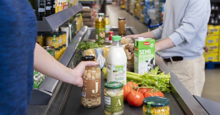 Llenar la nevera ya cuesta a las familias más de 6.250 euros al año: estos son los productos que más se encarecen