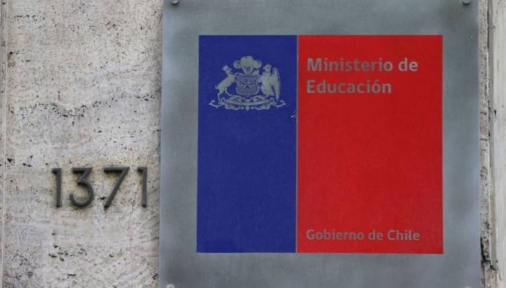 Funcionarios Mineduc emitían y vendían falsos certificados de estudios para obtener licencias de conducir