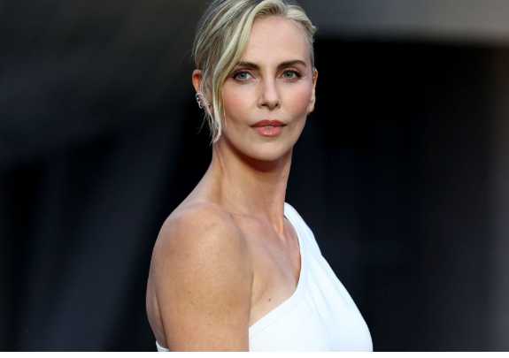 Charlize Theron revela cómo el cine de acción dejó huellas en su cuerpo