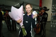 Regresa a México Alegna González, medallista de plata en marcha del Mundial de Atletismo en Japón
