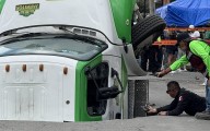 Megasocavón se traga a camión de Jarritos en Iztapalapa