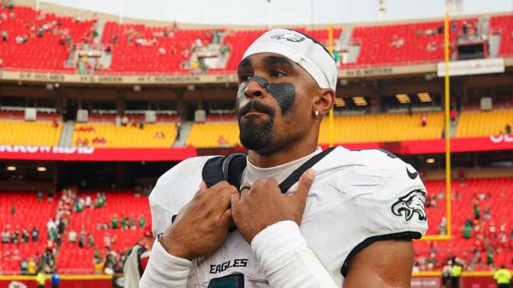 Eagles' Hurts isn't satisfied with offense after beating Chiefs