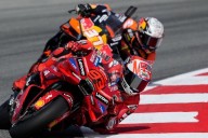 Marc Márquez aprovechó la caída de su hermano Alex y ganó la carrera sprint del GP de Cataluña de MotoGP