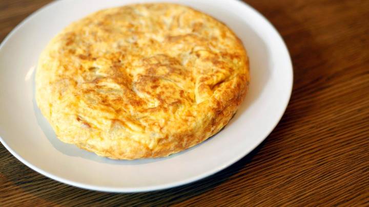 Con cebolla y "poco hecha": así debe ser una tortilla de patata para la mayoría de españoles