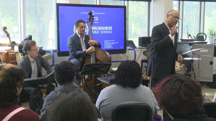 Jazz icon and MSO conductor visits with students at Milwaukee High School of the Arts