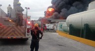 Fuerte incendio en fábrica de aceites en Apodaca, Nuevo León (VIDEO)