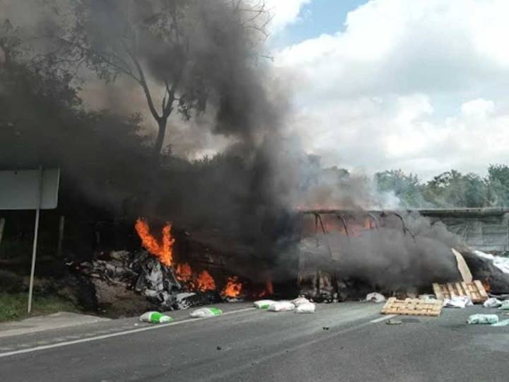Trailero muere calcinado tras incendio de su camión