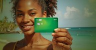 FirstBank lanza tarjeta de débito hecha con plástico reciclado