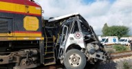 Estrepitoso choque de locomotora contra camión de pasajeros deja cinco muertos en Guanajuato