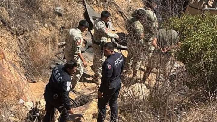 Muere un militar tras volcadura de camión de la SEDENA en Ensenada