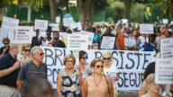 Unos 500 vecinos y personas sin hogar protestan juntos por la situación "insostenible" del parque Bruil