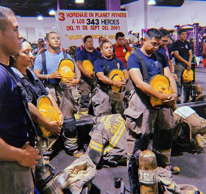Bomberos de Saltillo suben escalones en Planet Fitness en honor a caídos del 11 de septiembre