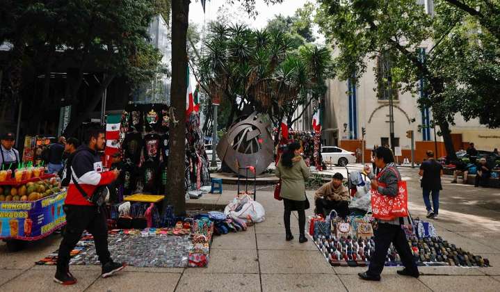 FOTOS: Tras plan de reubicación, vendedores ambulantes torean autoridades en Paseo de la Reforma