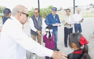 Agradecen infantes paquetes de útiles del Club Rotario
