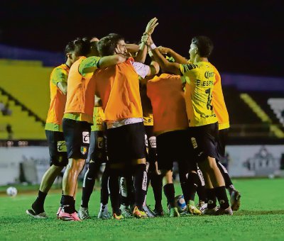 Los ciervos visitan al líder