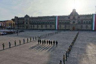 Sheinbaum encabeza izamiento de Bandera en memoria de víctimas de los sismos de 1985 y 2017