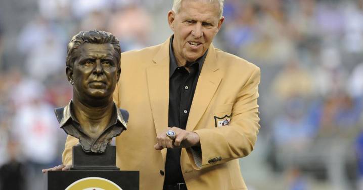 Bill Parcells enters Patriots Hall of Fame, ending his long-running feud with owner Robert Kraft