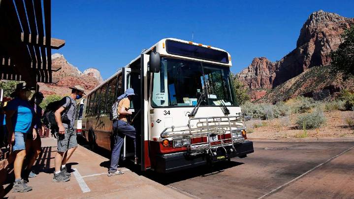 Retired national park leaders urge closures if government shuts down