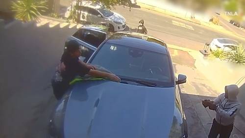 Asaltan a hombres a punta de pistola mientras lavaban auto en entrada de una casa en Woodland Hills