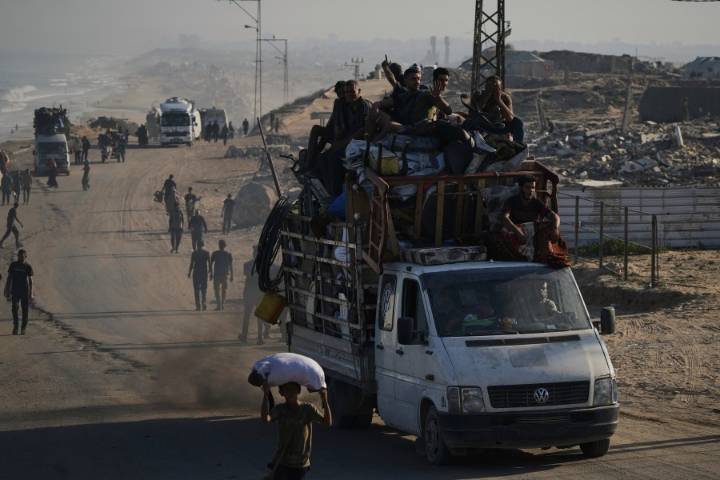 Israeli troops press forward into Gaza City as Palestinians flee
