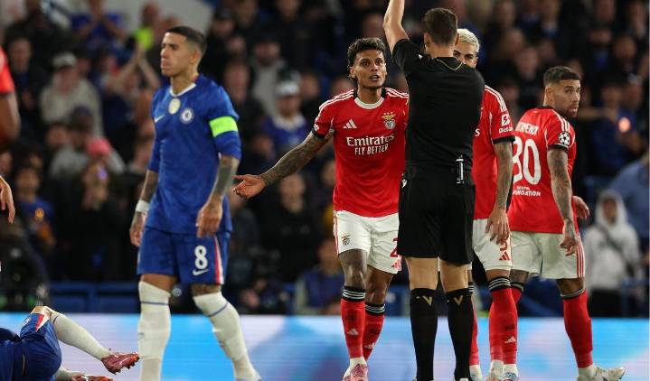 Richard Ríos decepcionó en Champions League con autogol y derrota