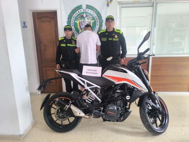 Capturados dos sujetos y se recuperó una motocicleta hurtada en El Colegio