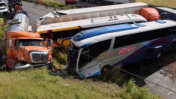 Carambola Entre Tráileres y 2 Autobuses de Pasajeros Deja 19 Lesionados en Aguascalientes