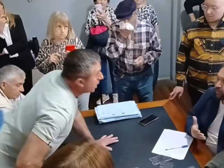 "Váyanse a la mierda": productores de 9 de Julio irrumpieron en la municipalidad e increparon a funcionarios por falta de obras