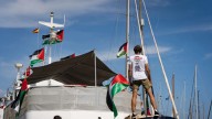 Crisis humanitaria en Gaza: un barco de la flotilla que traslada alimentos y enseres fue impactado por un dron